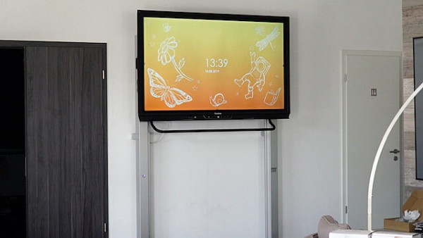 manuell höhenverstellbare Pylonen-Wandhalterung für Touchscreens